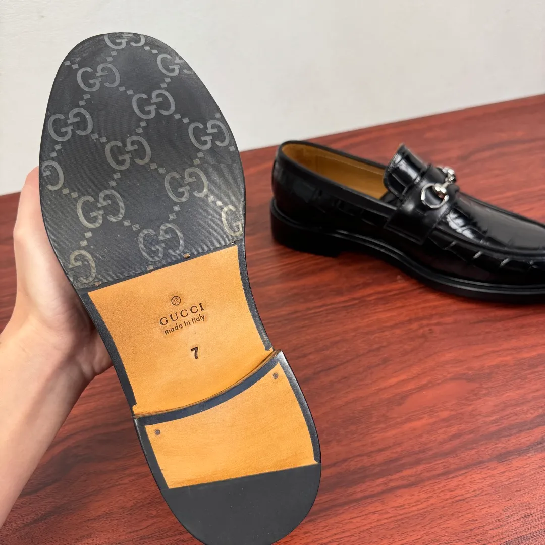 Batch 980 Gucci/Gucci new men's loafers with horsebit buckle! These classic loafers, embellished with a horsebit buckle, embody timeless elegance and pay homage to the brand's rich heritage. The carefully crafted leather sole and semi-circular toe inject new charm into the entire design. Iconic accessories and metal buckle finishes complement each other, classic loose fit, solid color leather highlights the simple and rustic temperament. Select high-quality leather. Pay attention to the details of the leather material. The texture is bright. The leather has excellent toughness. It is soft, comfortable and durable. The dyed calfskin lining has uniform and fine holes, soft and comfortable. The thickened leather outsole and the composite rubber bottom sheet at the heel are extremely comfortable, wear-resistant and non-slip. It is the first choice for light weight. It is versatile and luxurious, and comes with a full set of packaging! Size: 39-40-41-42-43-44 leather shoe size (38.45.46 can be customized) Item number: 812158 Black embossed